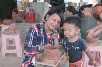 村民學習黎陶技藝