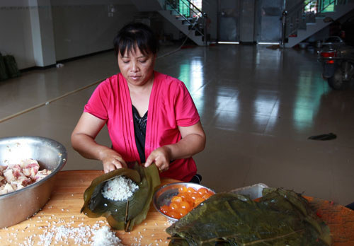 阿姨在制作和樂粽