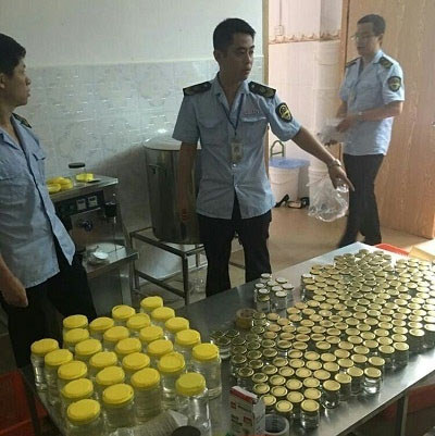 執法人員現場清點已經加工的半成品椰子油
