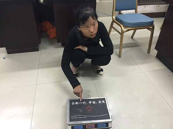 三亞商家用“八兩秤”賣水果被旅游警察拘留（配圖）