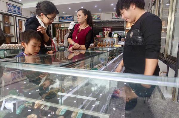 海南省瓊海市潭門鎮(zhèn)工藝品店里的硨磲及珊瑚制品被下架