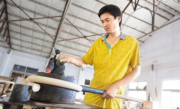 陵水黎族自治縣藤竹工藝品企業生產車間，工人用藤制作家具