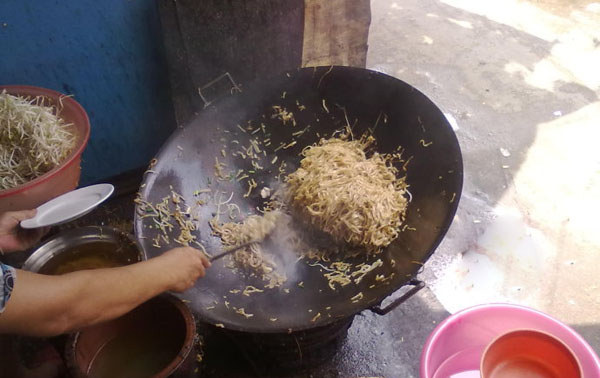 用大鍋炒出的定安炒粉