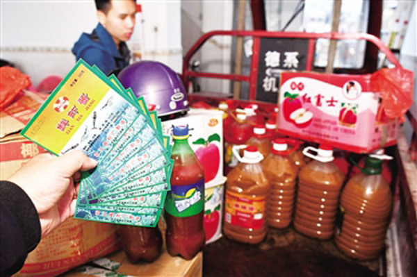 執(zhí)法人員現(xiàn)場(chǎng)查封醬料200余瓶并對(duì)該作坊調(diào)查處理