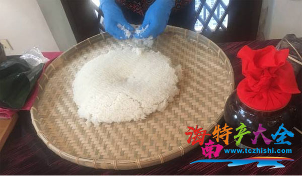 米飯冷卻后加入恰當比例的特種酵母菌（酒曲或酒餅）拌勻
